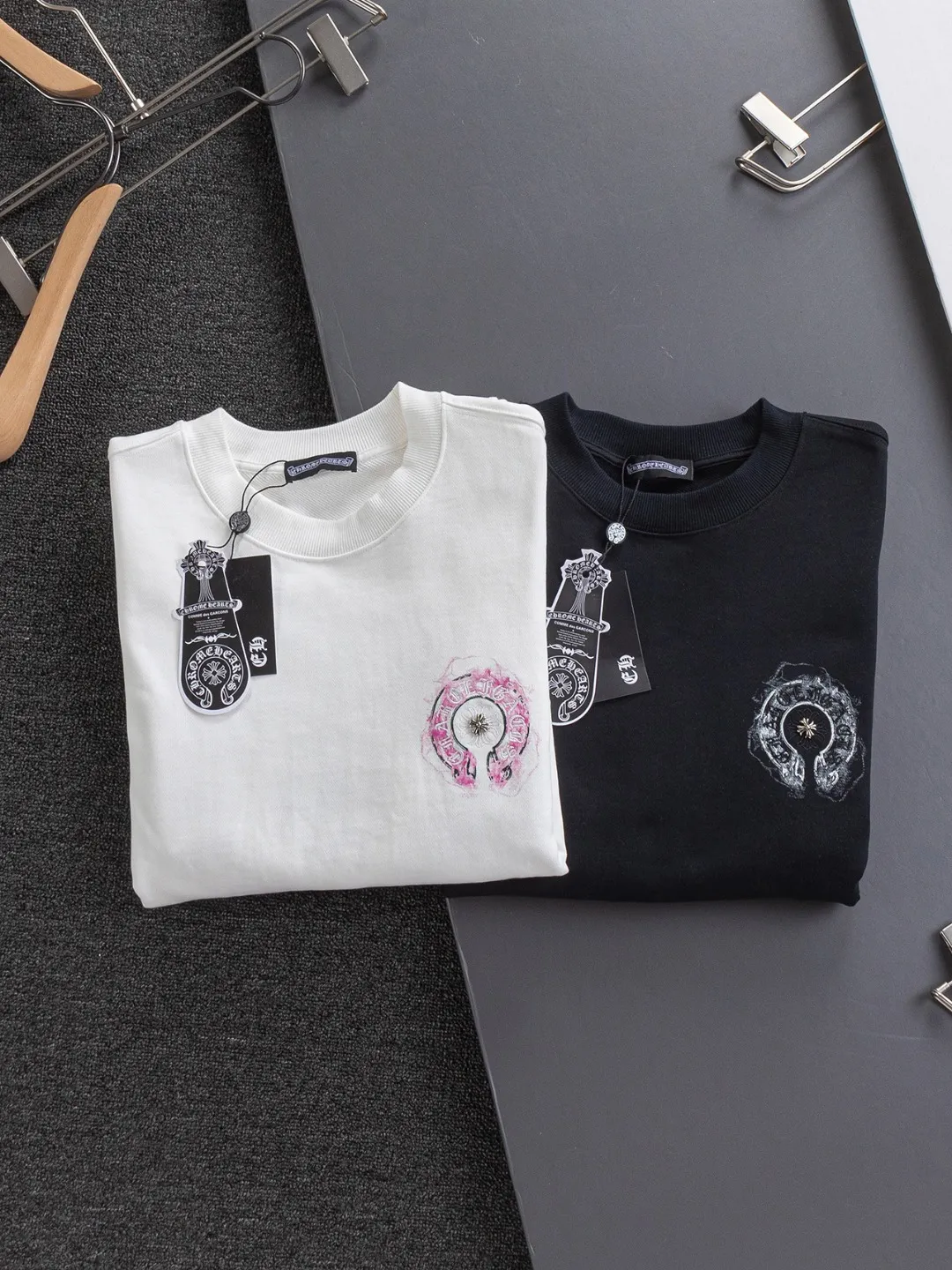 🅿️280 Chrome Hearts CH Cross 25SS Autumn and Winter Sweatshirt Early Autumn Classic Style Colorful hand-painted horseshoe Sanskrit cross on the chest 🪡 embroidery Large logo on the back hand-painted horseshoe Sanskrit ✝️🪡 embroidery Round neck pullover sweatshirt, hot style coming, a style that both men and women like, same style for men and women, 100% chance of turning heads when you wear it when you go out! It’s all about being handsome. The designer’s classic sense is precisely grasped. The whole piece of clothing is heavy. Industrial washing process. Ready-made garments are dyed + sprayed for a horse effect. The double-washing process is super recognizable. It uses heavy washing to make it distressed. The edges of the patch are slightly rolled and naturally distressed. It has a three-dimensional layering with a little damage and is very visually lethal. It adheres to Kroxin's consistent rough style. The chest and back are large, and the horseshoe flower printed patch pattern is embroidered and decorated. It is decorated with silver metal engraved distressed buttons. The classic elements full of brand recognition instantly enhance the overall sense of grade and specification. Its texture is quite high-end! The overall feeling is high-end, simple and elegant, with silver hardware accessories, a full set of customized accessories, and the pattern of the entire dress is all decorated with patchwork three-dimensional embroidery technology, which is the finishing touch of the entire dress. The design on the back is even more eye-catching! ! This full back is so cool, it’s full of design, and the overall upper body style highlights fashion and individuality. Wearing it together as a couple is even more popular on the street. I recommend the early autumn sweatshirt! ! The fabric is a unique 440g 100% cotton, which is skin-friendly, breathable, and feels moist. It has a strong texture and smooth lines. It can be called a back killer, which has very strict requirements on craftsmanship and cost. The smooth neckline, flat cuffs and hems, the stitches are small and tight, tight and orderly, and the details are perfect. The consistent OS version can be worn alone or layered. It is very casual, but very iconic! It is simply the flagship of high-end trendy brands and must be included in your wardrobe. It has the American fashion spirit of freedom and individuality, and is highly recognizable and stylized! Color: Black White Size: S-XL Size chart: S: Shoulder width 51-Bust 56-Length 69 M: Shoulder width 52.5-Bust 58-Length 71 L: Shoulder width 54-Bust 60-Length 73 XL: Shoulder width 55.5-Bust 62-Length 75